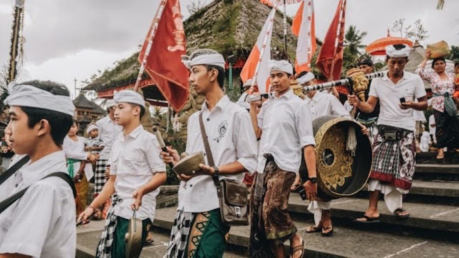 Tips Memilih dan Memakai Pakaian Adat Bali Pria dengan Benar